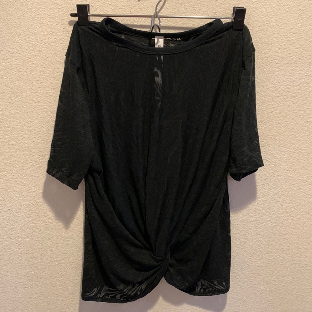 Lululemon Women’s Top. Black Material semi-sheer. Has front gather detail. Sz 6.